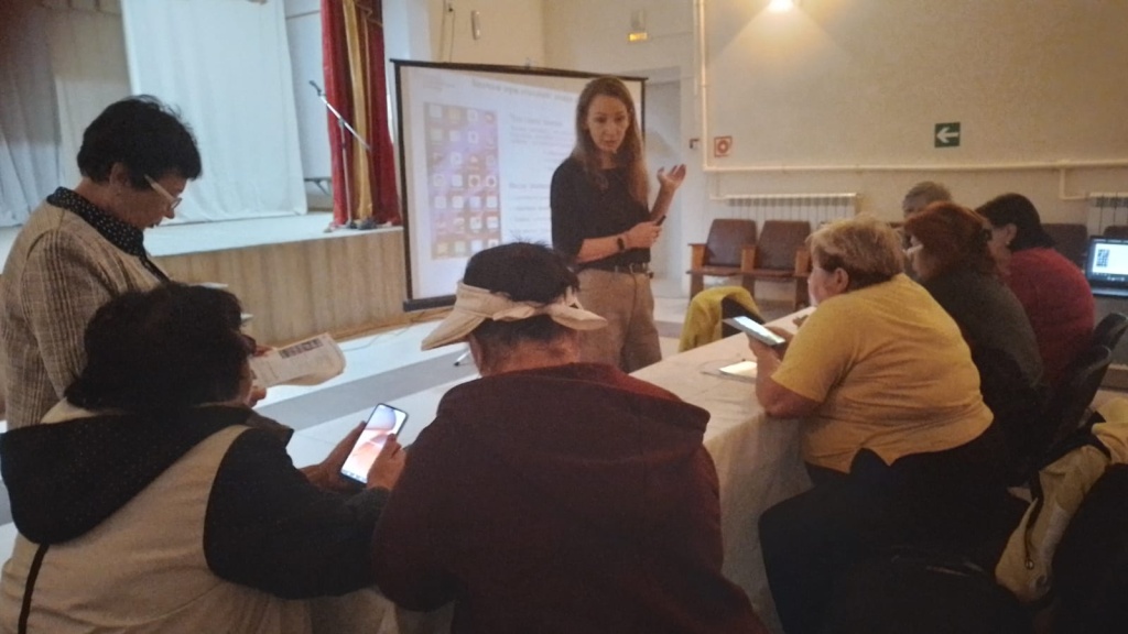 Совет ветеранов продолжает обучение пенсионеров навыкам работы со смартфоном