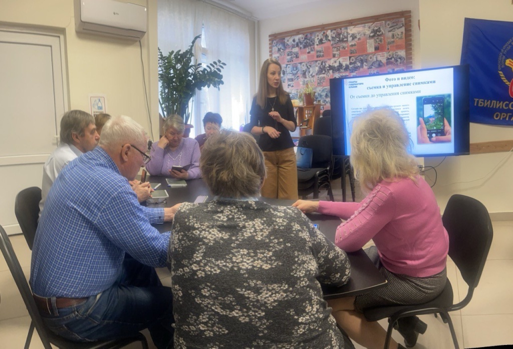 Четвертая группа пенсионеров завершила обучение мобильной грамотности