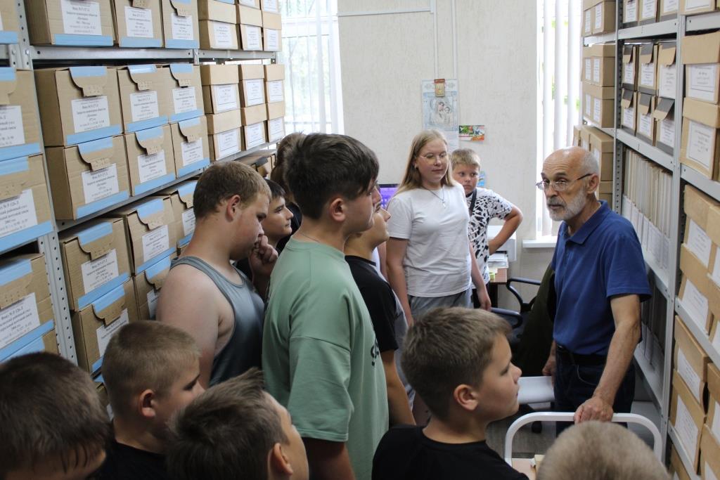 Сегодня в муниципальном архиве побывали школьники из станицы Нововладимировской