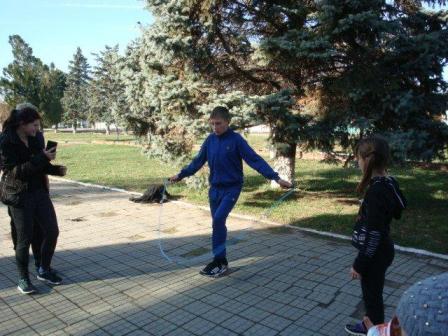 Весело и интересно проходят дни ловлинских ребят