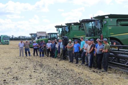 Творческие коллективы района продолжают выступать для хлеборобов