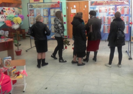 Тематические информационные стенды, книжные выставки