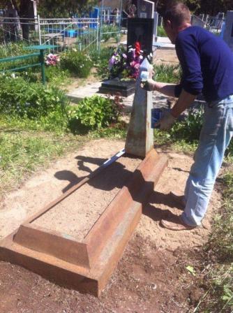 В Тбилисском районе обновляют таблички на могилах ветеранов