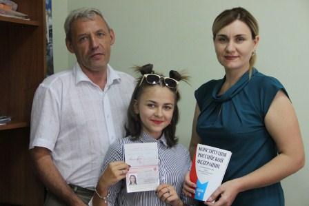 В День флага России 8 тбилисцам вручили паспорта