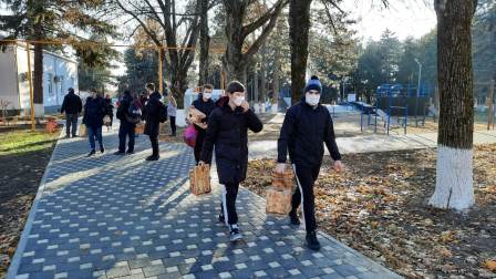 Установили кормушки для белок и птиц