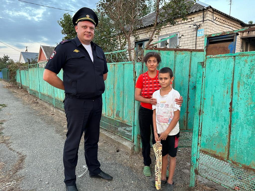 Полицейские Тбилисского района принимают участие в благотворительной акции «Помоги пойти учиться»