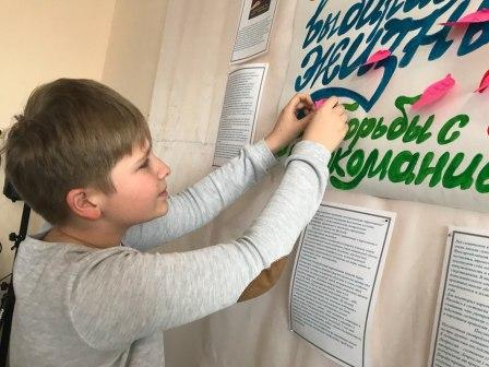 В первый день весны традиционно отмечается Международный день борьбы с наркоманией и незаконным оборотом наркотиков. Проблема наркомании является одной из наиболее актуальных, как для здравоохранения, так и для общества в целом. Это обусловлено тяжелыми медицинскими и социальными последствиями. В этот день в Тбилисском районе при содействии молодых депутатов сельских поселений Тбилисского района проводится масса интересных и познавательных мероприятий, направленных на повышение жизнестойкости подрастающего поколения, профилактику и недопущение подобных проявлений в молодежной среде.В школе № 5 прошла тематическая акция «Настройся на здоровье!». Во время музыкальных перемен школьники настраивались на здоровье и желали друг другу здоровья. Для обучающихся проведены тематические уроки о пагубном влиянии вредных привычек на физическое и моральное здоровье. Завершилась акция традиционным ручейком здоровья.Сотрудники Геймановской поселенческой библиотеки провели для учеников местной школы лекцию на тему «Цена зависимости – жизнь!». Ученики проявили активное участие и заинтересованность во время лекции, задавали вопросы после просмотра презентации «Наркотики - это миф или реальность».В Ловлинском культурно досуговом центре для школьников провели тематический час «Мама как хочется жить…».Подобные мероприятия прошли и в других сельских поселениях Тбилисского района. В первый день весны традиционно отмечается Международный день борьбы с наркоманией и незаконным оборотом наркотиков. Проблема наркомании является одной из наиболее актуальных, как для здравоохранения, так и для общества в целом. Это обусловлено тяжелыми медицинскими и социальными последствиями. В этот день в Тбилисском районе при содействии молодых депутатов сельских поселений Тбилисского района проводится масса интересных и познавательных мероприятий, направленных на повышение жизнестойкости подрастающего поколения, профилактику и недопущение подобных проявлений в молодежной среде.В школе № 5 прошла тематическая акция «Настройся на здоровье!». Во время музыкальных перемен школьники настраивались на здоровье и желали друг другу здоровья. Для обучающихся проведены тематические уроки о пагубном влиянии вредных привычек на физическое и моральное здоровье. Завершилась акция традиционным ручейком здоровья.Сотрудники Геймановской поселенческой библиотеки провели для учеников местной школы лекцию на тему «Цена зависимости – жизнь!». Ученики проявили активное участие и заинтересованность во время лекции, задавали вопросы после просмотра презентации «Наркотики - это миф или реальность».В Ловлинском культурно досуговом центре для школьников провели тематический час «Мама как хочется жить…».Подобные мероприятия прошли и в других сельских поселениях Тбилисского района.