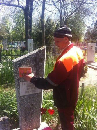 В Тбилисском районе обновляют таблички на могилах ветеранов