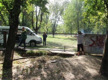 В Тбилисском парке культуры и отдыха имени Симикина провели субботник