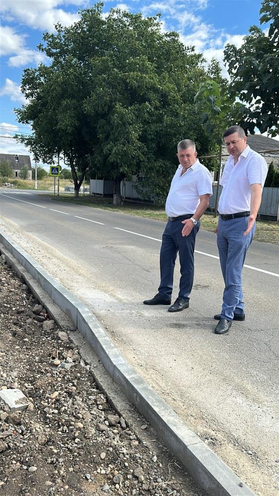 В станице Тбилисской обустраивают более 1,4 км нового тротуара