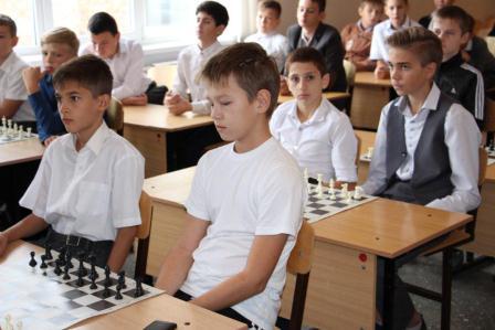 Ученики второй школы станицы Тбилисской получили наборы для игры в шахматы
