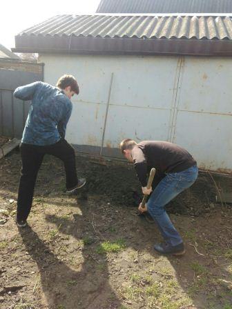 Волонтеры из Тбилисской помогают пенсионерам