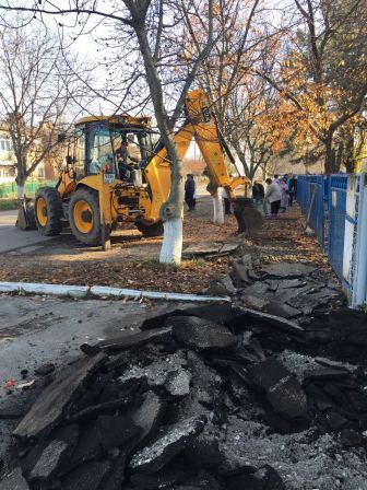 В Тбилисской по улице Толстого началось строительство тротуара