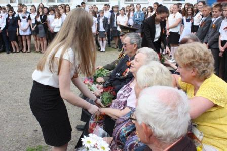 Почти 5 тысяч тбилисских школьников приняли участие в торжественных линейках, посвященных Дню Победы