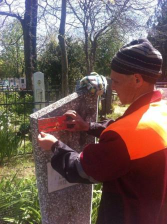 В Тбилисском районе обновляют таблички на могилах ветеранов