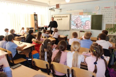 В шестой школе прошла акция «Блокадный хлеб»