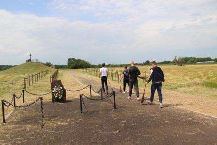 Глава района проверил состояние аллеи, посвященной сотне казаков Гречишкина