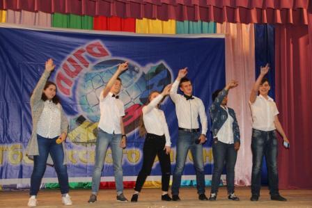 В полуфинал школьной Лиги КВН вышли 5 команд