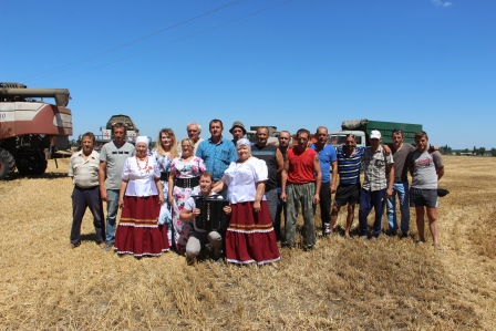 В Тбилисском районе артисты выступают на полях