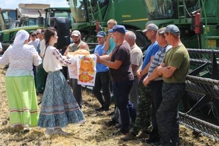 Творческие коллективы района продолжают выступать для хлеборобов