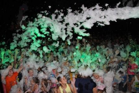 Для тбилисцев устроили веселую пенную дискотеку