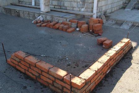 На улице Первомайской продолжают реконструировать пандус