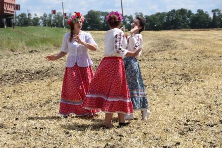 Творческие коллективы района продолжают выступать для хлеборобов