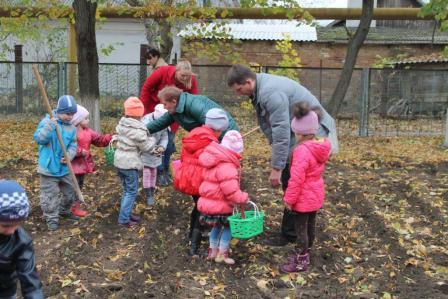 Дошколята выращивают саженцы каштана