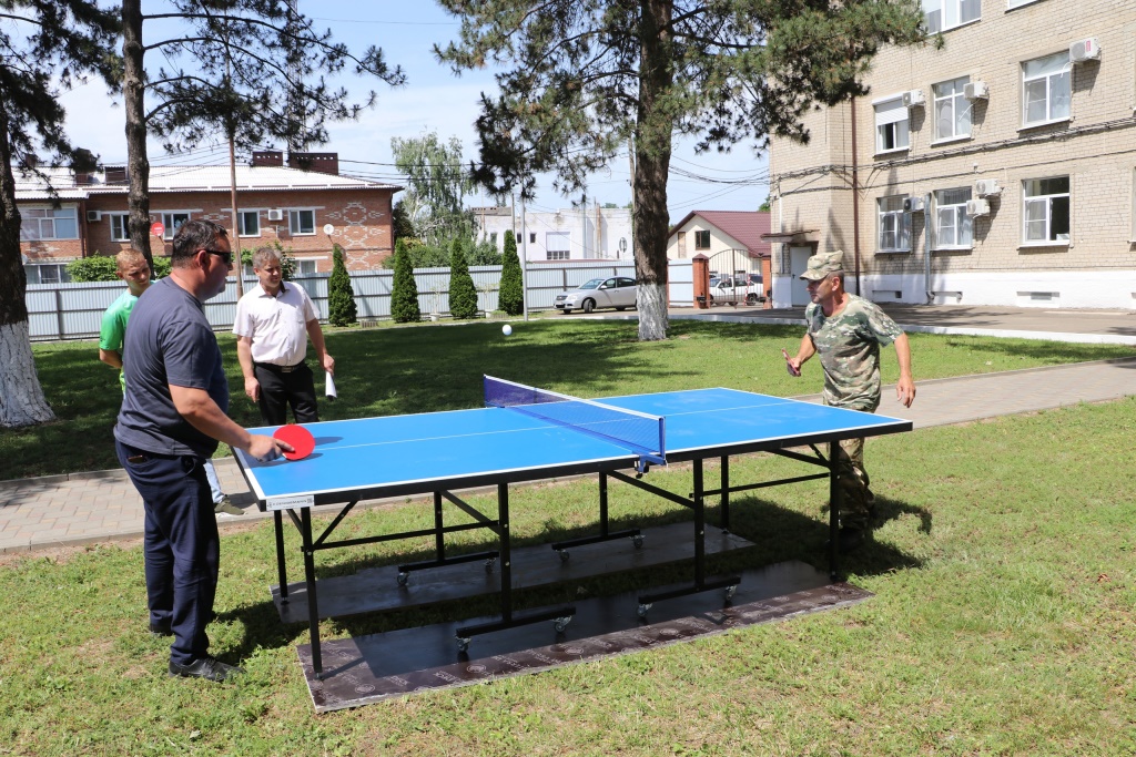 Приобретен и установлен теннисный стол