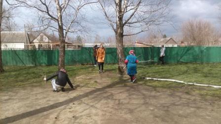 Тимуровцы пришли на помощь старшему поколению