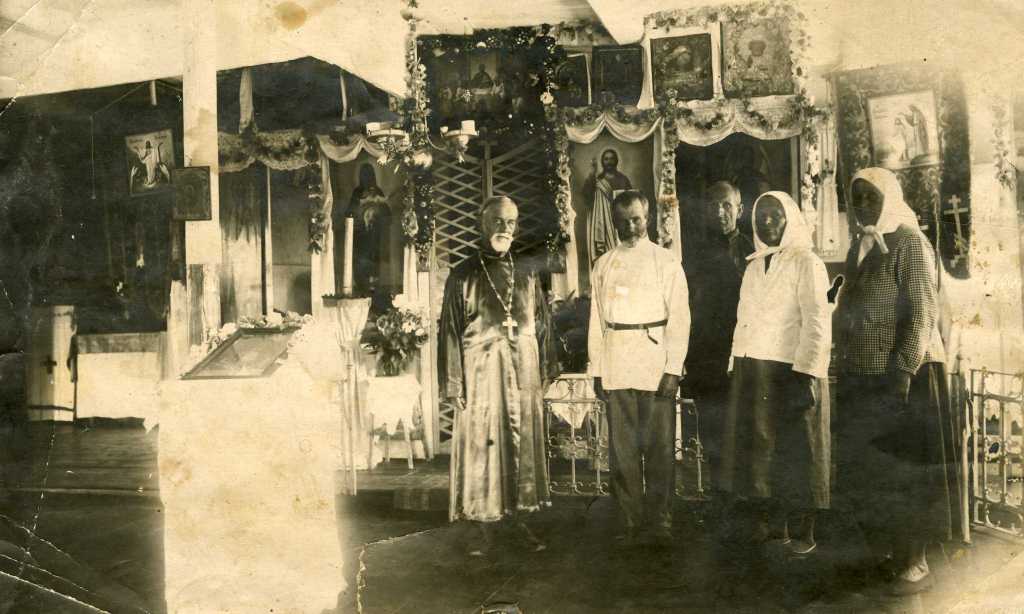 У алтаря церкви