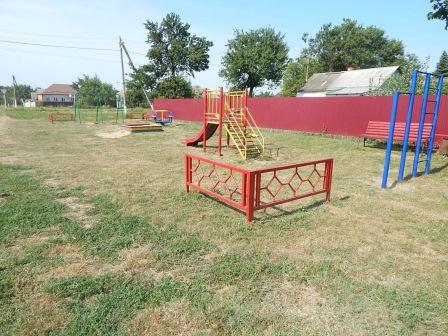 В Тбилисской продолжают скашивать сорную растительность