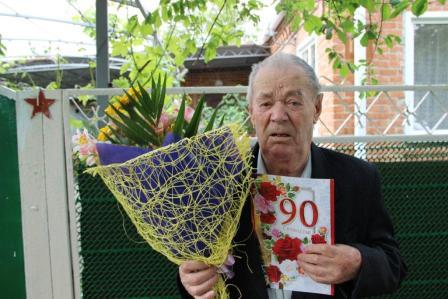 Евгений Ильин поздравил с 90-летием двух жителей Тбилисского района