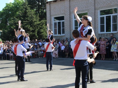 Последний звонок прозвенел в 14 школах Тбилисского района